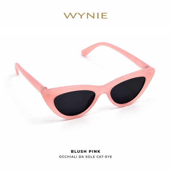 Blush Pink | Occhiali da Sole Cat-Eye WYNIE Rosa Pastello, aperti in posizione diagonale