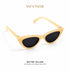 Butter Yellow | Occhiali da Sole Cat-Eye WYNIE Giallo Pastello, aperti e posizionati in diagonale