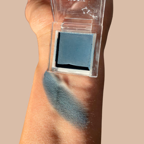 Cosmic Dust Eyeshadow – Denebola | Ombretto Singolo Matte, blu grigio