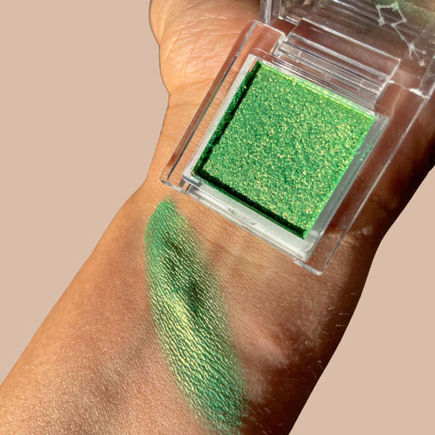 Cosmic Dust Eyeshadow – Hydra | Ombretto Singolo Shimmer, verde brillante con riflessi dorati
