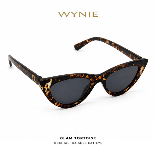 Glam Tortoise | Occhiali da Sole Cat-Eye WYNIE Tartarugato, aperti in posizione diagonale