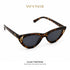 Glam Tortoise | Occhiali da Sole Cat-Eye WYNIE Tartarugato, aperti in posizione diagonale