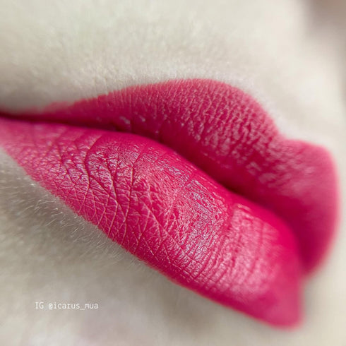 Matte Pen Lipstick - Rossetto in Penna Cremoso Opaco 002 Ruby Flame, lip swatch