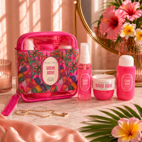 Michela Valenti Serene Grove Set Profumato | Body Mist, Crema Corpo e Doccia Schiuma dalla profumazione tropicale fruttata e floreale con Pochette in PVC e scena luxury aesthetic con dettagli floreali tropicali. Colore fucsia