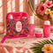Michela Valenti Serene Grove Set Profumato | Body Mist, Crema Corpo e Doccia Schiuma dalla profumazione tropicale fruttata e floreale con Pochette in PVC e scena luxury aesthetic con dettagli floreali tropicali. Colore fucsia