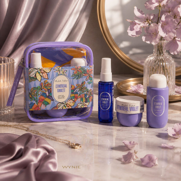 Michela Valenti Ethereal Violet Set Corpo Profumato | Body Mist, Crema Corpo e Doccia Schiuma al Profumo Floreale Muschiato con Pochette viola lilla in PVC e scena aesthetic luxury con dettagli floreali