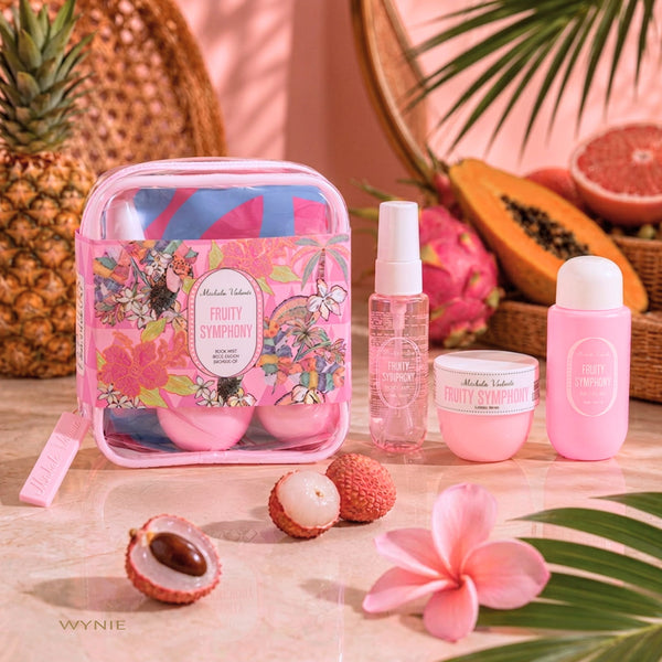 Michela Valenti Fruity Simphony Set Profumato | Body Mist, Crema Corpo e Doccia Schiuma dalla profumazione tropicale fruttata e floreale in ambientazione luxury aesthetic tropicale con Pochette in PVC, colore rosa pastello