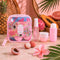 Michela Valenti Fruity Simphony Set Profumato | Body Mist, Crema Corpo e Doccia Schiuma dalla profumazione tropicale fruttata e floreale in ambientazione luxury aesthetic tropicale con Pochette in PVC, colore rosa pastello