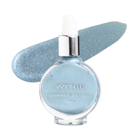 Olio secco illuminante azzurro con riflessi blu, texture liquida e glitter multi-riflettenti su sfondo bianco