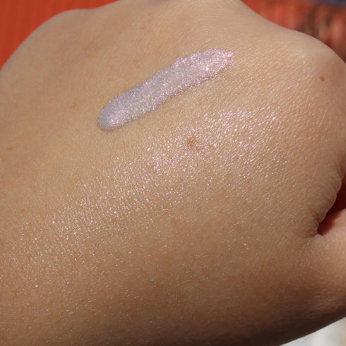 Olio secco illuminante rosa con riflessi fucsia, texture fluida e finish luminoso effetto olografico