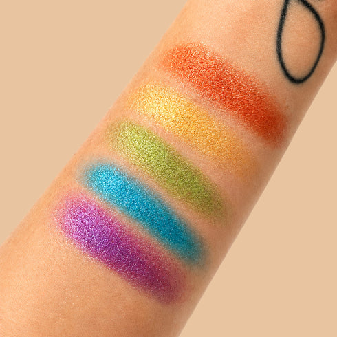 Shiny Rainbow Eyeshadow - Ombretto Arcobaleno Shimmer Multicolor Viola, Azzurro, Verde, Giallo, Rosso - Swatch su braccio