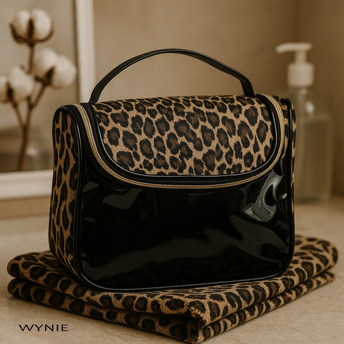 Beauty Travel Bag Leopard Glossy – Trousse Capiente da Viaggio in PVC con Stampa Animalier