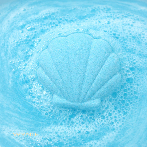 Wynie Bath BombShell | Bomba da Bagno Colorata Effervescente a Forma di Conchiglia, azzurro (aroma: mela) nell'acqua