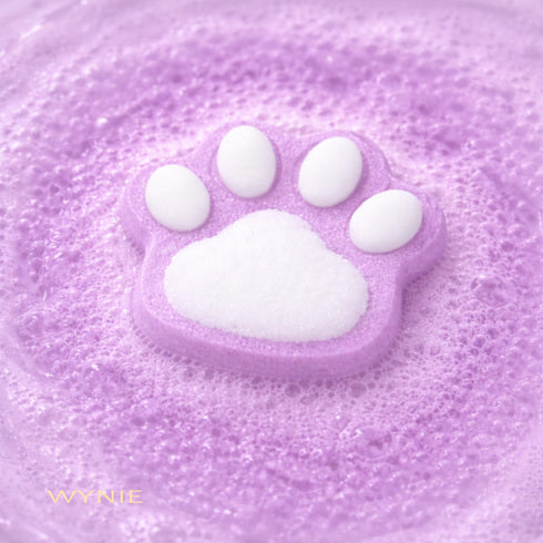 Wynie Pet Love Bath Bomb | Bomba da Bagno Colorata Effervescente a Forma di Zampa viola nell'acqua