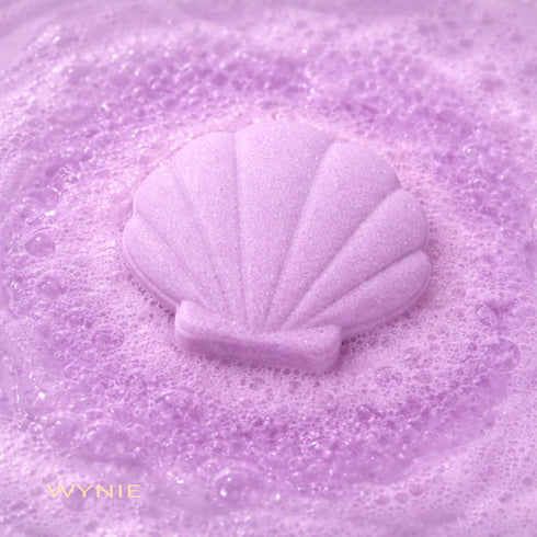 Wynie Bath BombShell | Bomba da Bagno Colorata Effervescente a Forma di Conchiglia, viola (aroma: lavanda) nell'acqua