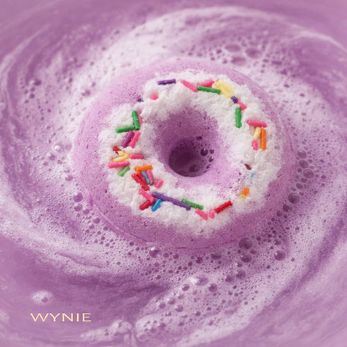 Wynie Yummy Donuts Bath Bomb | Bomba da Bagno Colorata Effervescente a Forma di Ciambella con Zuccherini, viola nell'acqua