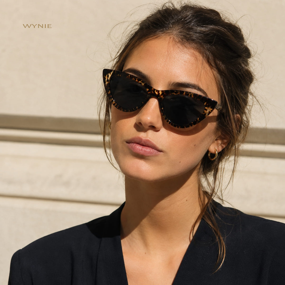 Glam Tortoise | Occhiali da Sole Cat-Eye WYNIE Tartarugato, indossati da una ragazza castana con outfit glamour in nero dal mood minimal aesthetic